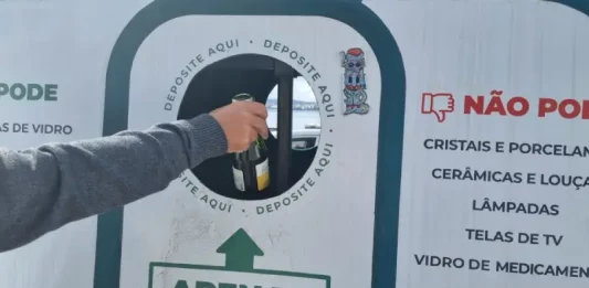 Ponto de coleta de reciclagem de vidro em São José