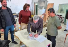Presidente do Sinduscon da Grande florianópolis e agentes da Cooperativa Sul Recicla no ato de assinatura do termo
