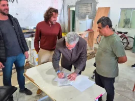 Sinduscon Grande Florianópolis firma parceria para reciclagem de resíduos da construção civil Presidente do Sinduscon da Grande florianópolis e agentes da Cooperativa Sul Recicla no ato de assinatura do termo