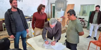 Presidente do Sinduscon da Grande florianópolis e agentes da Cooperativa Sul Recicla no ato de assinatura do termo