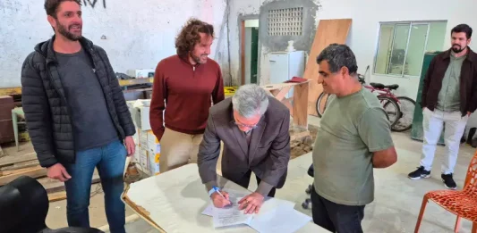 Presidente do Sinduscon da Grande florianópolis e agentes da Cooperativa Sul Recicla no ato de assinatura do termo