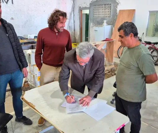 Sinduscon Grande Florianópolis firma parceria para reciclagem de resíduos da construção civil Presidente do Sinduscon da Grande florianópolis e agentes da Cooperativa Sul Recicla no ato de assinatura do termo