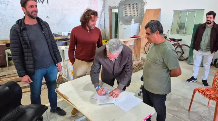 Presidente do Sinduscon da Grande florianópolis e agentes da Cooperativa Sul Recicla no ato de assinatura do termo