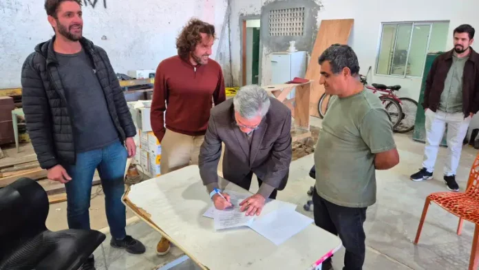 sinduscon-parceria-reciclagem-residuos Presidente do Sinduscon da Grande florianópolis e agentes da Cooperativa Sul Recicla no ato de assinatura do termo