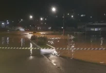 Sobe para seis o número de municípios em emergência após temporais em SC Ruas alagadas após temporais em Santa Catarina