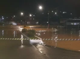 Sobe para seis o número de municípios em emergência após temporais em SC Ruas alagadas após temporais em Santa Catarina