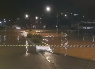 Sobe para seis o número de municípios em emergência após temporais em SC Ruas alagadas após temporais em Santa Catarina