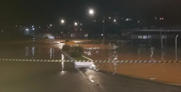 Ruas alagadas após temporais em Santa Catarina