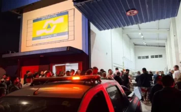 Prédio da Defesa Civil de Biguaçu, onde famílias afetadas pela chuva de granizo recebem atendimento após o município decretar situação de emergência.