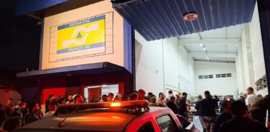 Prédio da Defesa Civil de Biguaçu, onde famílias afetadas pela chuva de granizo recebem atendimento após o município decretar situação de emergência.