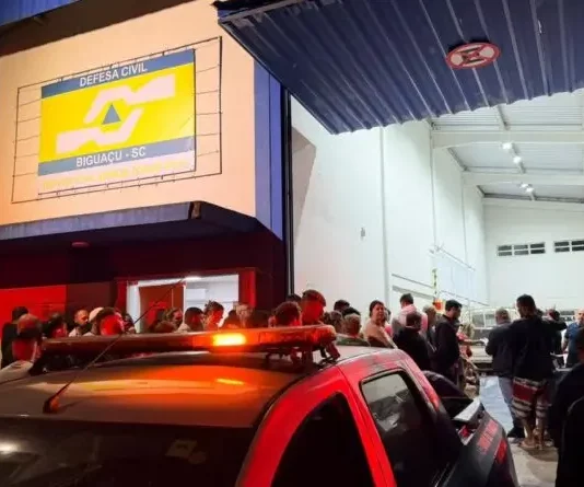 Prédio da Defesa Civil de Biguaçu, onde famílias afetadas pela chuva de granizo recebem atendimento após o município decretar situação de emergência.