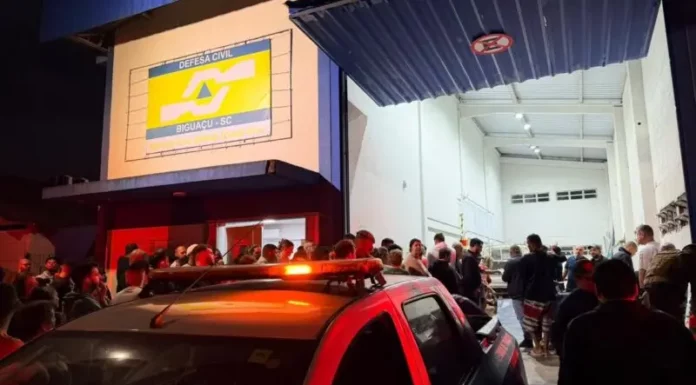 Biguaçu decreta situação de emergência após queda de granizo e suspende aulas Prédio da Defesa Civil de Biguaçu, onde famílias afetadas pela chuva de granizo recebem atendimento após o município decretar situação de emergência.