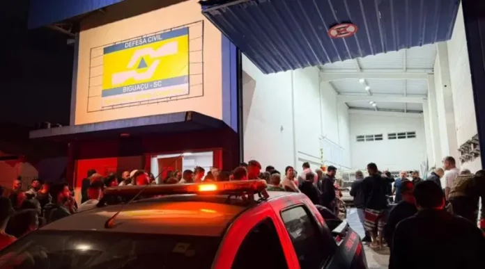 Prédio da Defesa Civil de Biguaçu, onde famílias afetadas pela chuva de granizo recebem atendimento após o município decretar situação de emergência.