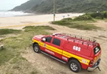 Corpo é localizado durante buscas por pescador desaparecido em Florianópolis Viatura dos bombeiros que encontraram corpo de pescador desaparecido na Praia Brava