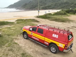 Corpo é localizado durante buscas por pescador desaparecido em Florianópolis Viatura dos bombeiros que encontraram corpo de pescador desaparecido na Praia Brava