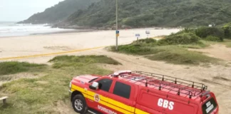 Viatura dos bombeiros que encontraram corpo de pescador desaparecido na Praia Brava
