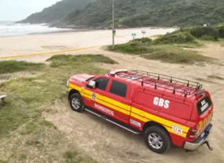 Corpo é localizado durante buscas por pescador desaparecido em Florianópolis Viatura dos bombeiros que encontraram corpo de pescador desaparecido na Praia Brava