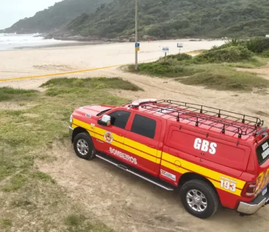 Corpo é localizado durante buscas por pescador desaparecido em Florianópolis Viatura dos bombeiros que encontraram corpo de pescador desaparecido na Praia Brava