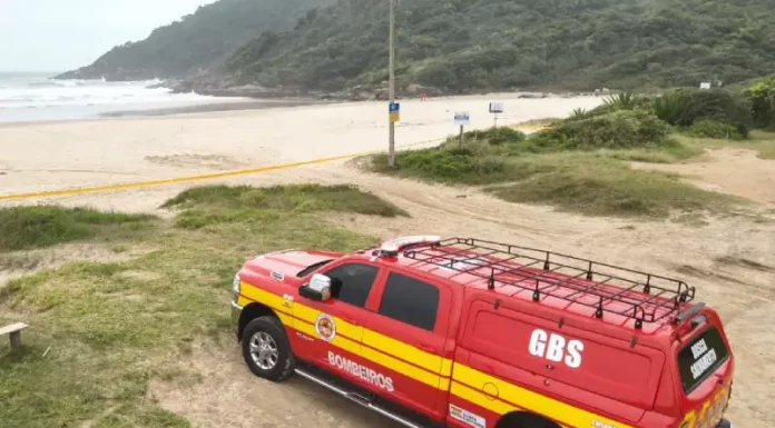Corpo é localizado durante buscas por pescador desaparecido em Florianópolis Viatura dos bombeiros que encontraram corpo de pescador desaparecido na Praia Brava