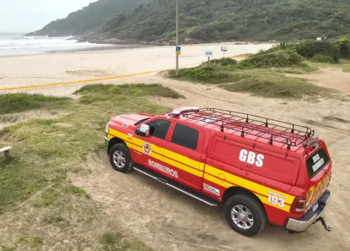 Bombeiros localizam corpo de pescador na Praia Brava Viatura dos bombeiros que encontraram corpo de pescador desaparecido na Praia Brava