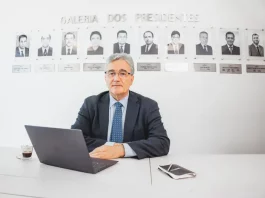 Sinduscon Grande Florianópolis reelege Carlos Leite para novo mandato Carlos Leite, presidente do Sinduscon Grande Florianópolis posando para foto na galeria dos presidentes