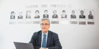 Carlos Leite, presidente do Sinduscon Grande Florianópolis posando para foto na galeria dos presidentes