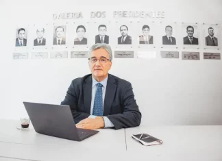 Sinduscon Grande Florianópolis reelege Carlos Leite para novo mandato Carlos Leite, presidente do Sinduscon Grande Florianópolis posando para foto na galeria dos presidentes