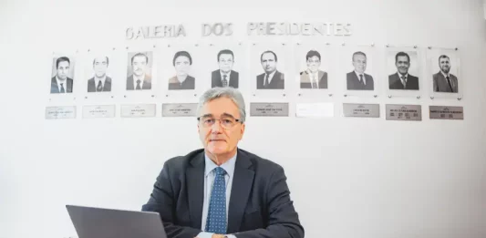 Sinduscon Grande Florianópolis reelege Carlos Leite para novo mandato Carlos Leite, presidente do Sinduscon Grande Florianópolis posando para foto na galeria dos presidentes