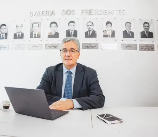 Sinduscon Grande Florianópolis reelege Carlos Leite para novo mandato Carlos Leite, presidente do Sinduscon Grande Florianópolis posando para foto na galeria dos presidentes