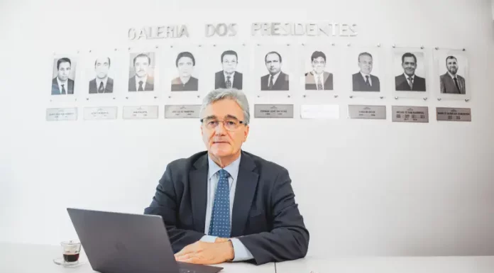 Carlos Leite, presidente do Sinduscon Grande Florianópolis posando para foto na galeria dos presidentes