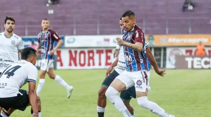 Jogadores de Caxias e Figueirense disputam partida de futebol no Estádio Centenário.
