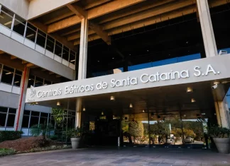 Celesc abre concurso público com salários de até R$ 6,9 mil Foto da entrada principal da Celesc