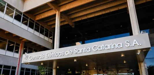 Celesc abre concurso público com salários de até R$ 6,9 mil Foto da entrada principal da Celesc