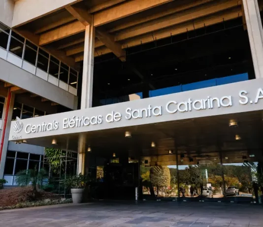 Celesc abre concurso público com salários de até R$ 6,9 mil Foto da entrada principal da Celesc