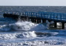 Ciclone-bomba se forma sobre o oceano, mas frente fria e vento Sul elevam o risco em Santa Catarina Ondas fortes atingem um píer no litoral durante ressaca provocada pelos ventos associados à frente fria e ao ciclone-bomba no Sul do Brasil