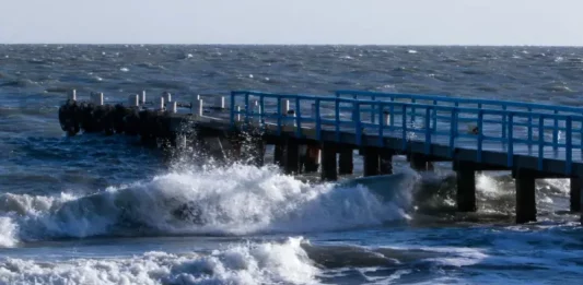 Ciclone-bomba se forma sobre o oceano, mas frente fria e vento Sul elevam o risco em Santa Catarina Ondas fortes atingem um píer no litoral durante ressaca provocada pelos ventos associados à frente fria e ao ciclone-bomba no Sul do Brasil
