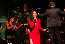 Camerata Florianópolis celebra era de ouro do rádio em novo espetáculo Apresentação do espetáculo Na Era do Rádio, no Teatro do CIC