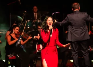 Camerata Florianópolis celebra era de ouro do rádio em novo espetáculo Apresentação do espetáculo Na Era do Rádio, no Teatro do CIC