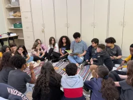 Cultura afro-brasileira inspira alunos na criação de livro autoral em Florianópolis Alunos participando do Projeto Cultura afro-brasileira