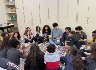 Cultura afro-brasileira inspira alunos na criação de livro autoral em Florianópolis Alunos participando do Projeto Cultura afro-brasileira