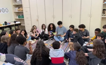 Cultura afro-brasileira inspira alunos na criação de livro autoral em Florianópolis Alunos participando do Projeto Cultura afro-brasileira