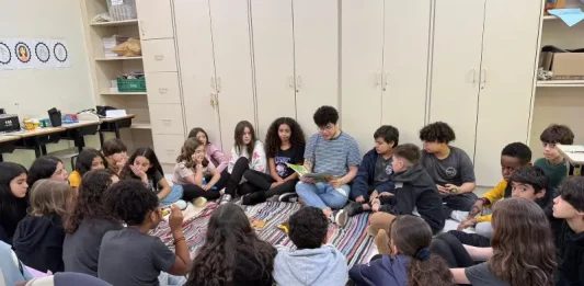 Cultura afro-brasileira inspira alunos na criação de livro autoral em Florianópolis Alunos participando do Projeto Cultura afro-brasileira