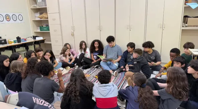 Cultura afro-brasileira inspira alunos na criação de livro autoral em Florianópolis Alunos participando do Projeto Cultura afro-brasileira