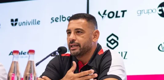Pressão no Avaí e estreia de Diego Souza marcam a coluna da semana Diego Souza durante apresentação ao JEC