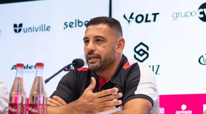 Pressão no Avaí e estreia de Diego Souza marcam a coluna da semana Diego Souza durante apresentação ao JEC
