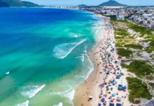 Florianópolis abre disputa para exploração de quiosques e serviços nas praias na temporada 2026/2027 Praia de Florianópolis usada para ilustrar a exploração de quiosques e serviços durante a temporada 2026/2027.