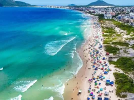 Praia de Florianópolis usada para ilustrar a exploração de quiosques e serviços durante a temporada 2026/2027.