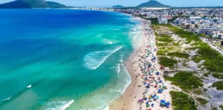 Praia de Florianópolis usada para ilustrar a exploração de quiosques e serviços durante a temporada 2026/2027.