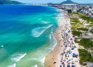 Praia de Florianópolis usada para ilustrar a exploração de quiosques e serviços durante a temporada 2026/2027.