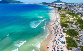 Praia de Florianópolis usada para ilustrar a exploração de quiosques e serviços durante a temporada 2026/2027.